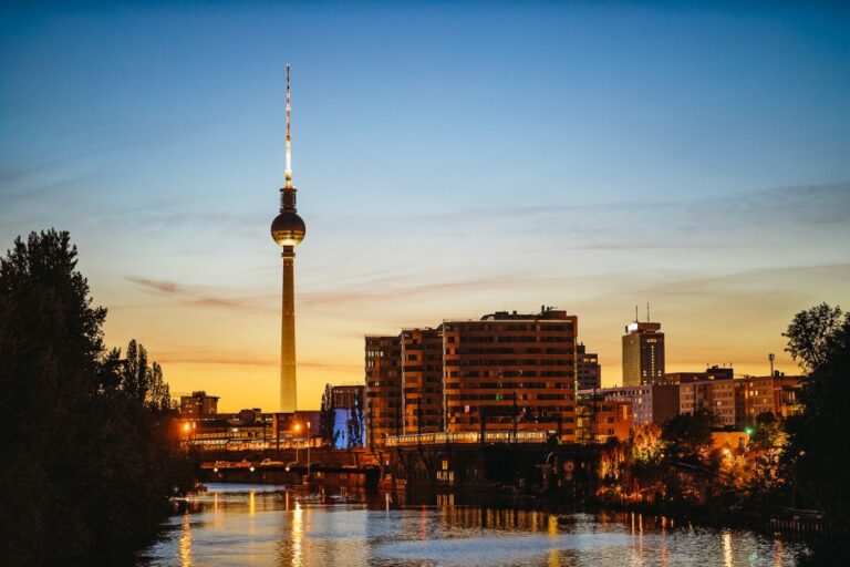 Berlin: Evening City Sightseeing Cruise Tour Overview