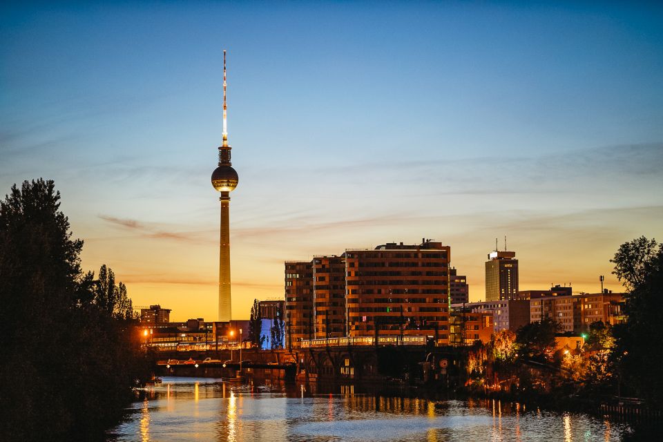 Berlin: Evening City Sightseeing Cruise - Tour Overview