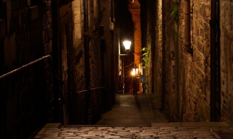 Edinburgh: 2 Hour Ghost Tour In English Tour Description