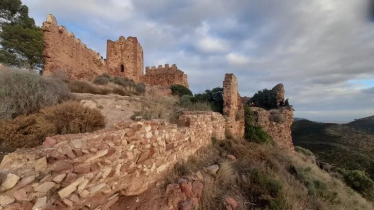 Valencia: Serra Castle Tour And Sunset Tour Overview