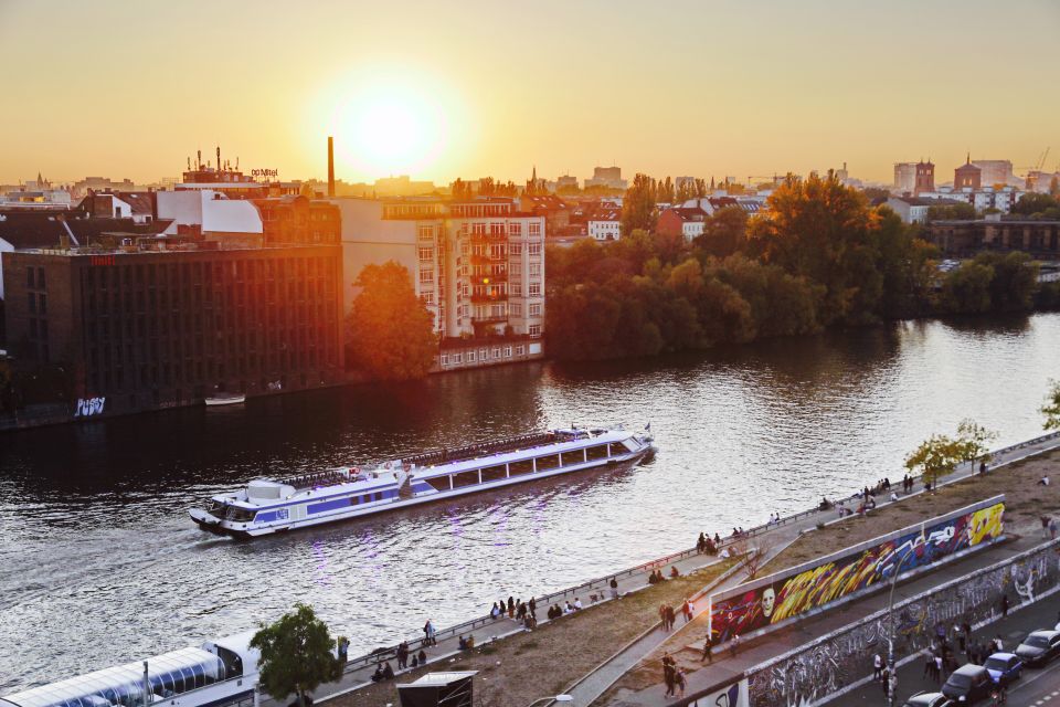 Berlin: Evening City Sightseeing Cruise - Highlights