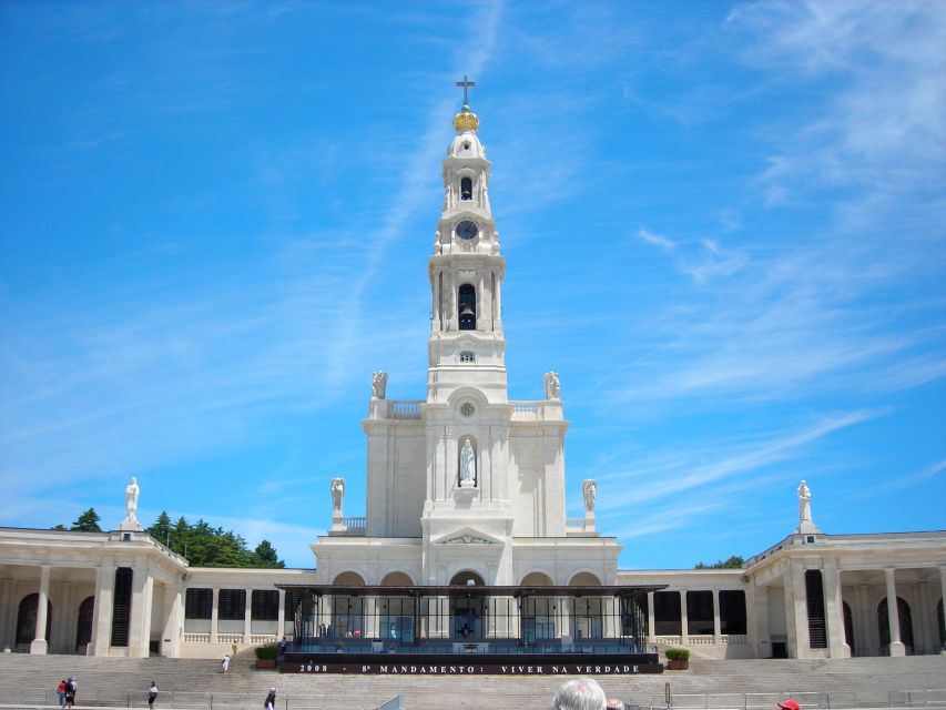 Lisbon: Tour Fátima, Batalha, Alcobaça, Nazaré and Óbidos - Explore Batalha Monastery