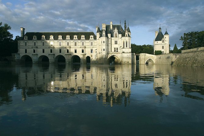 Loire Castles : Cheverny, Chenonceau, Chambord Guided Tour From Paris - Meeting Details