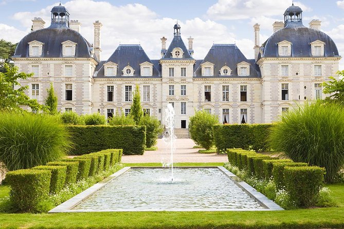 Loire Castles : Cheverny, Chenonceau, Chambord Guided Tour From Paris - Tour Capacity and Accessibility