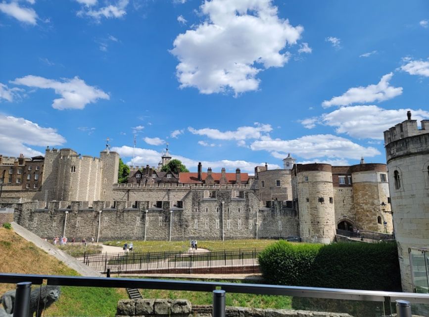 London: Tower of London Guided Tour With Boat Ride - Highlights of the Tour