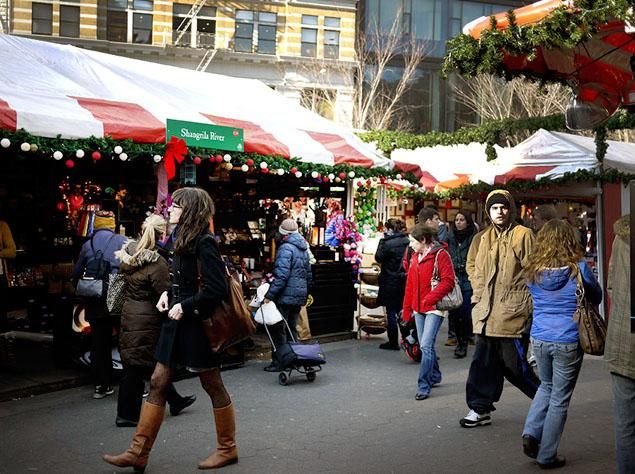 New York City: Christmas Markets and Lights Walking Tour - Meeting Point and Languages