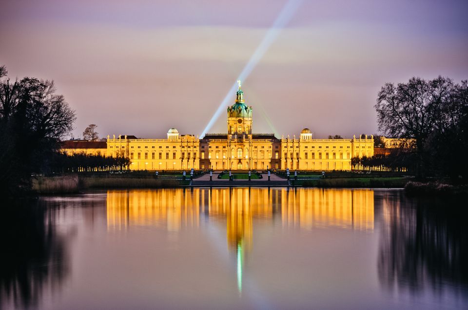 Berlin: Evening City Sightseeing Cruise - Onboard Experience