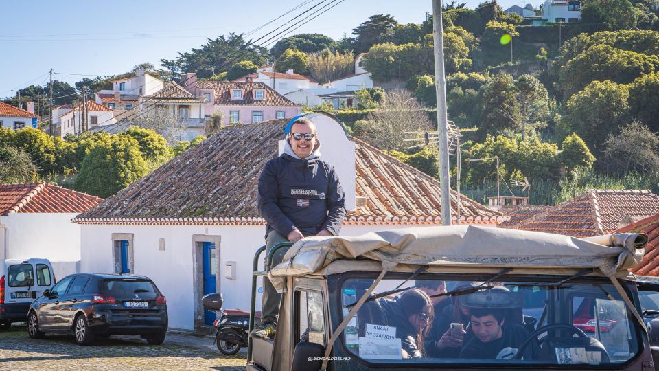 Sintra: Vintage Jeep Tour, Pena Palace and the Coastline - Lunch in Colares