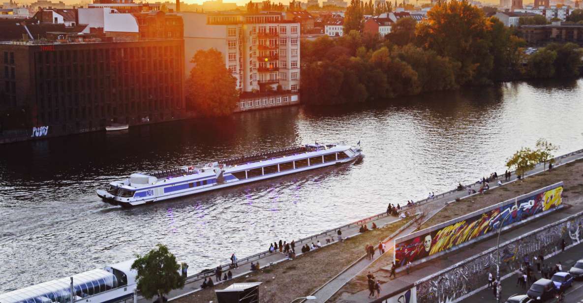 Berlin: Evening City Sightseeing Cruise - Key Points