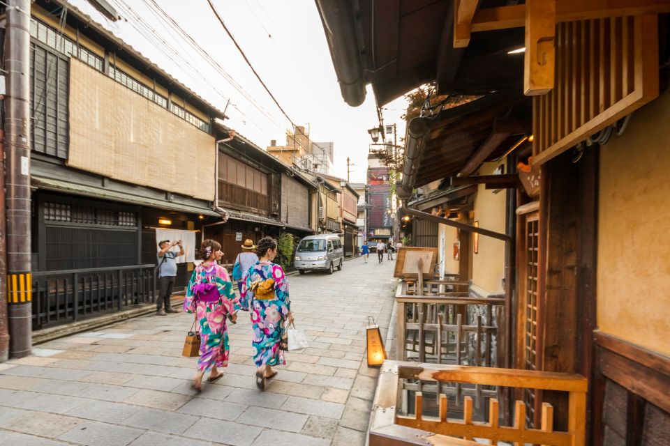 Night Walk in Gion: Kyotos Geisha District - Key Points