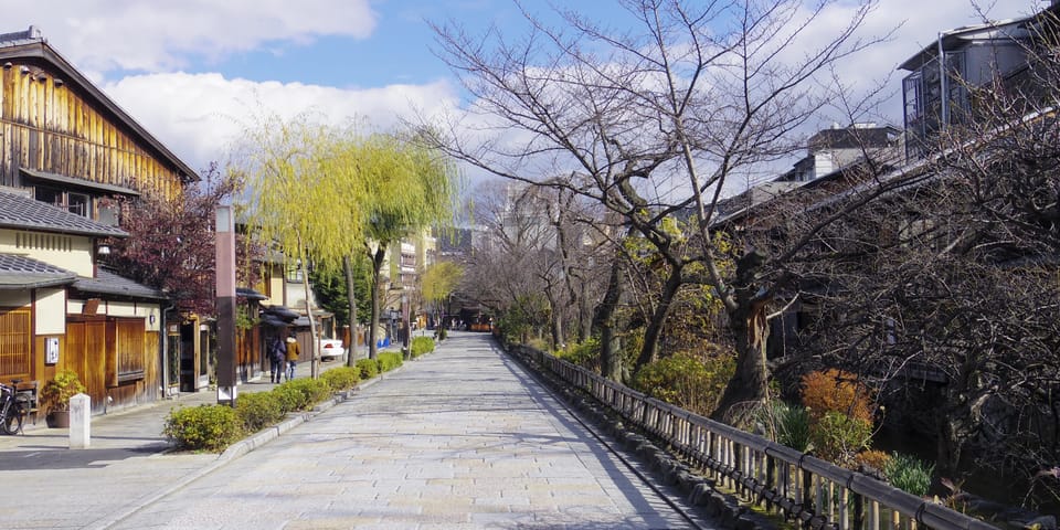 Gion Guided Walking Tour: Discover the World of Geisha - Tour Overview