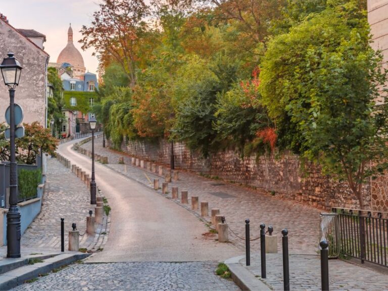 Montmartre: First Discovery Walk And Reading walking tour Overview Of The Walking Tour