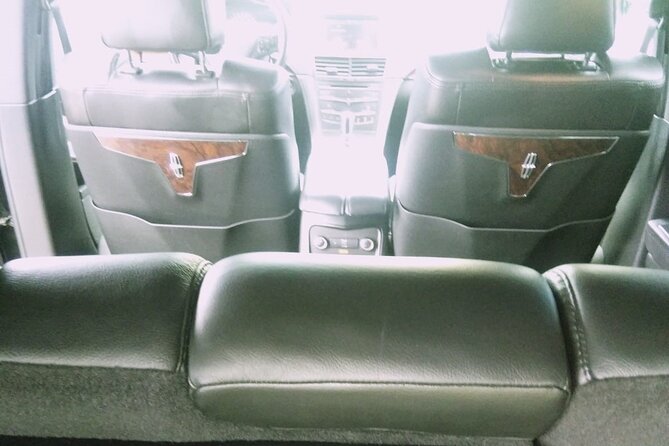 Round Trip Airport Private Transfer (nassau Limousine) Vehicle Capacity