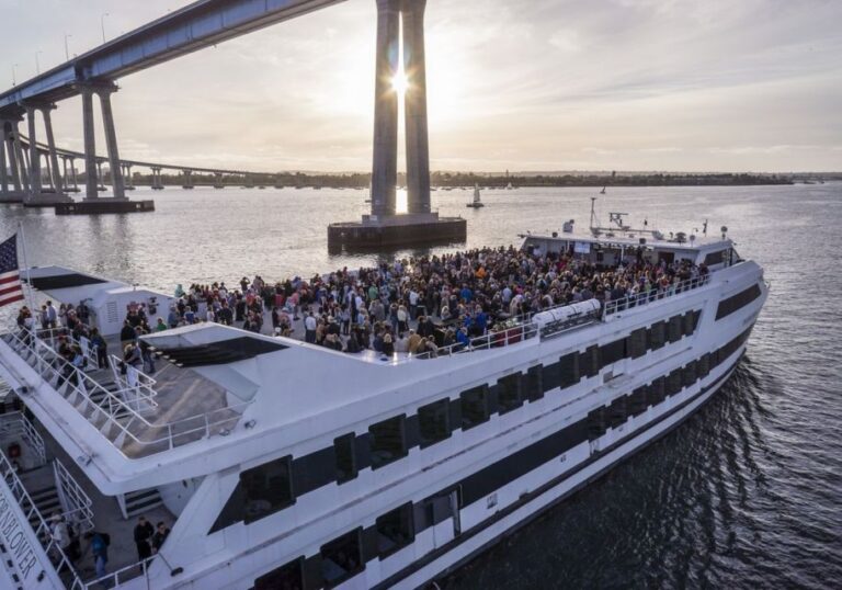 San Diego: Christmas Eve Buffet Brunch Or Dinner Cruise Event Overview