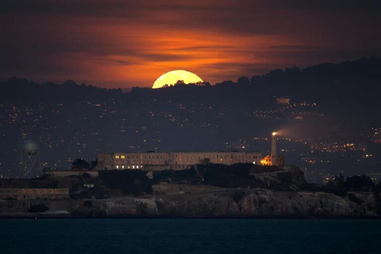 San Francisco: City Lights Sail Under The Full Moon Activity Overview