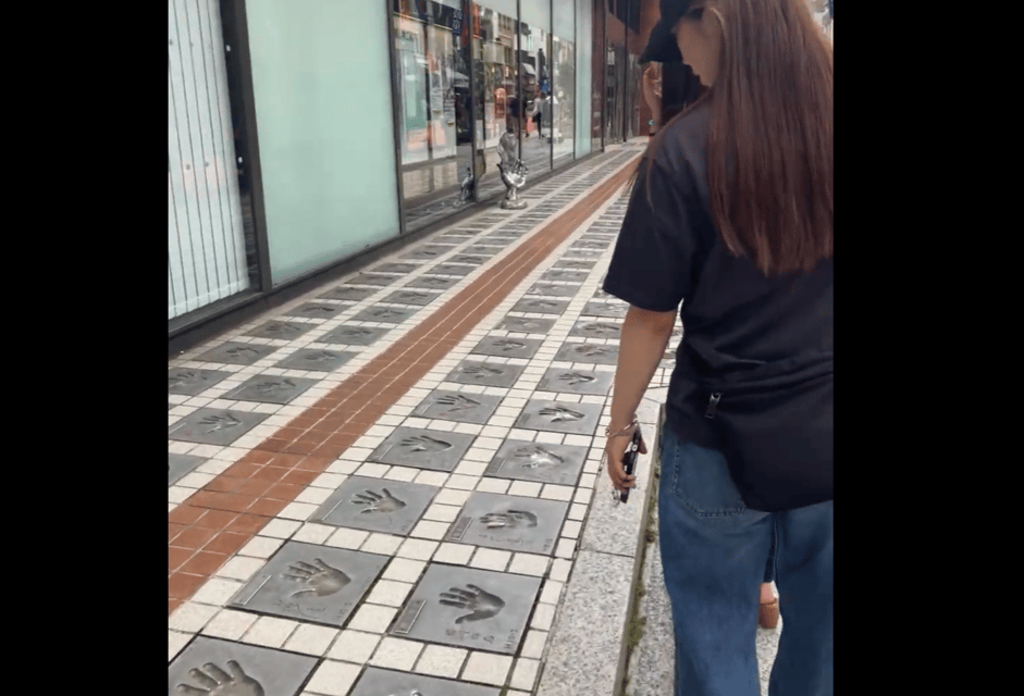 Tokyo:Asakusa Tour With University Students With Kimono Worn - Nakamise Street