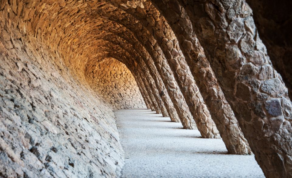 Barcelona: Guell Park Small-Group Tour & Dragon Stairway - Experience and Itinerary