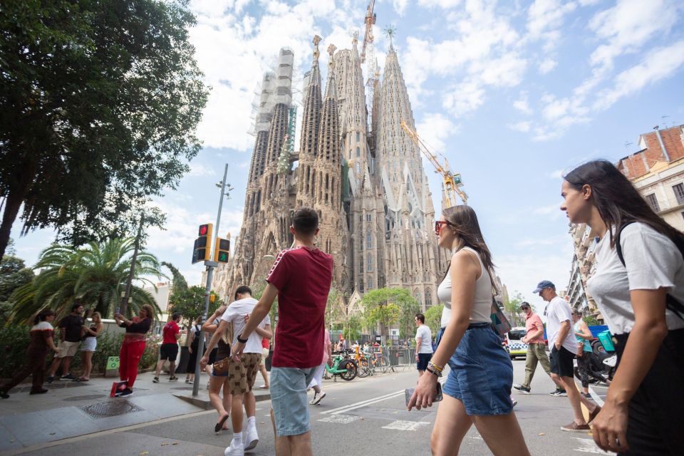 Barcelona: Sagrada Familia Fast Track Guided Tour - Tour Experience and Itinerary