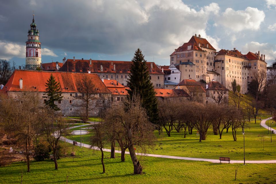 Cesky Krumlov: First Discovery Walk and Reading Walking Tour - Highlights and Experiences