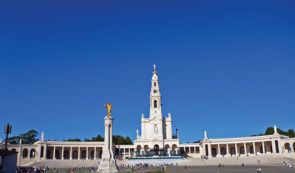 From Lisbon: Fatima, Batalha, Alcobaça and Óbidos Tour - Visiting Fátima