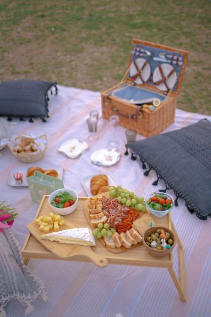 Paris: Picnic Experience in Front of the Eiffel Tower - Tradition Package Details