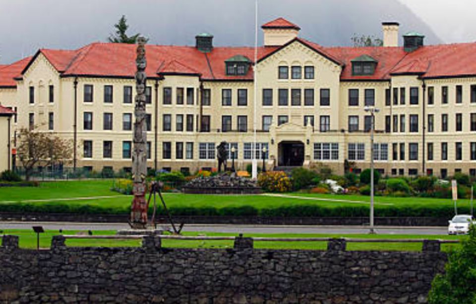 Sitka: Totem Poles, Raptor Centre, & Fortress of Bears Tour - Discovering Tlingit and Haida Totem Poles