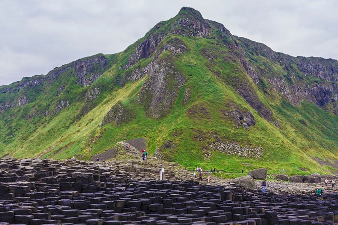 Spanish Belfast And Giants Causeway Tour - Discovering Belfasts Streets and Landmarks