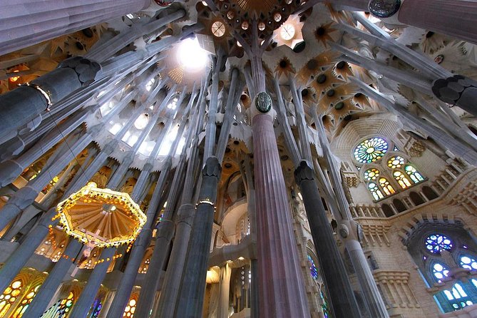 Barcelona: Private Evening Tour of Sagrada Familia With Expert Guide - Tour Highlights and Unique Features