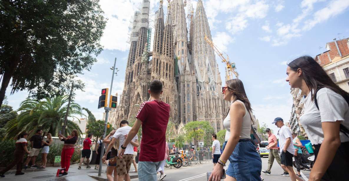 Barcelona: Sagrada Familia Fast Track Guided Tour - Guided Tour Details