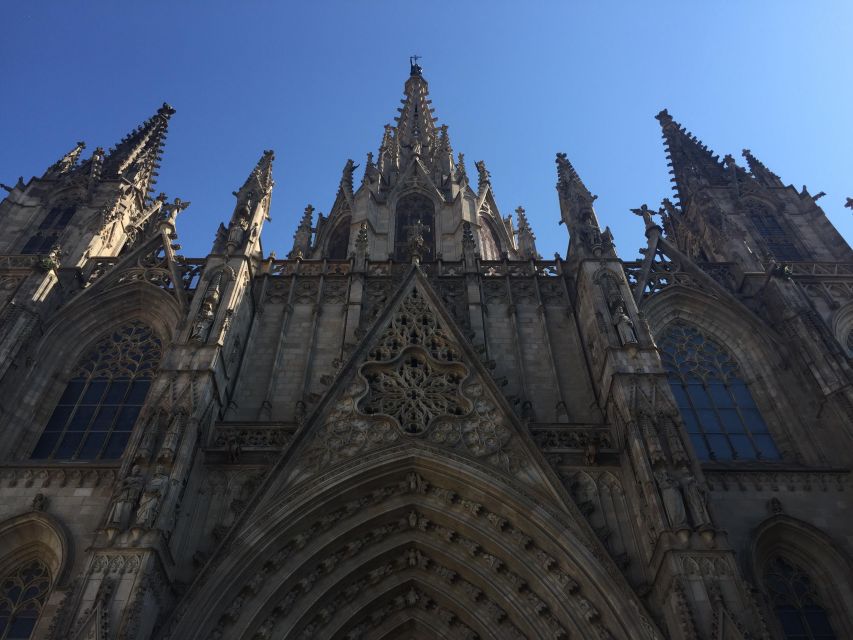 Barcelona: Yoga + Food Taste + City Centre Walking Tour - Exploring El Born