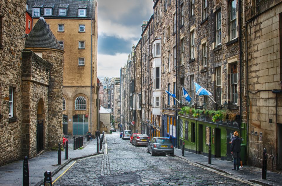 Edinburgh: Escape Tour & Self-Guided Citygame - Immersive Crime Case Investigation