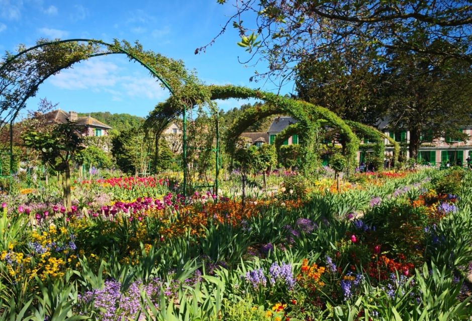 Exclusive Private Tour of Paris and Giverny Gardens - Taking in Impressionist Art