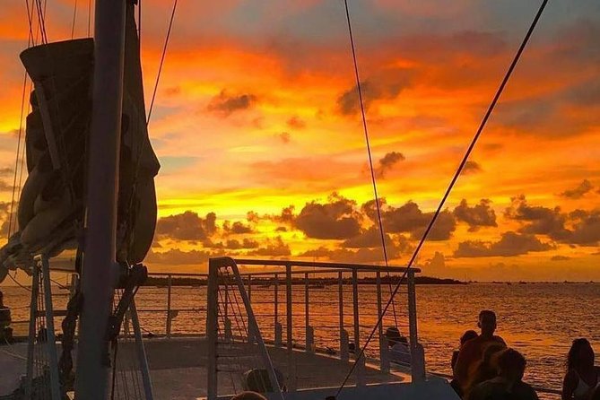 Key West Sunset Cruise With Live Music, Drinks and Appetizers - Traveler Capacity and Accessibility