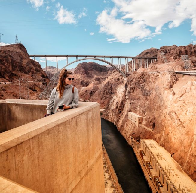 Las Vegas: Hoover Dam and Seven Magic Mountains Tour - Welcome to Fabulous Las Vegas Sign