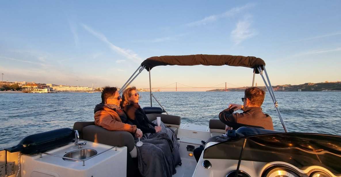 Lisbon: Boat Tour With Champagne - Sightseeing Highlights