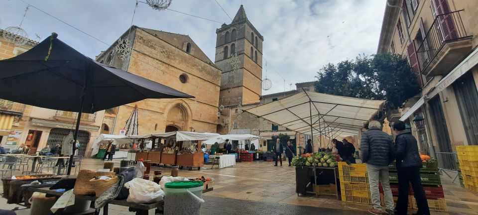 Mallorca: Street Market & Olivemill Minibustour GERMAN GUIDE - Market Experience