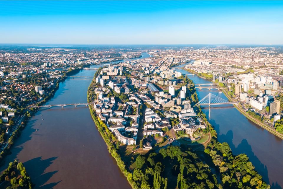 Nantes: First Discovery Walk and Reading Walking Tour - Château Des Ducs De Bretagne