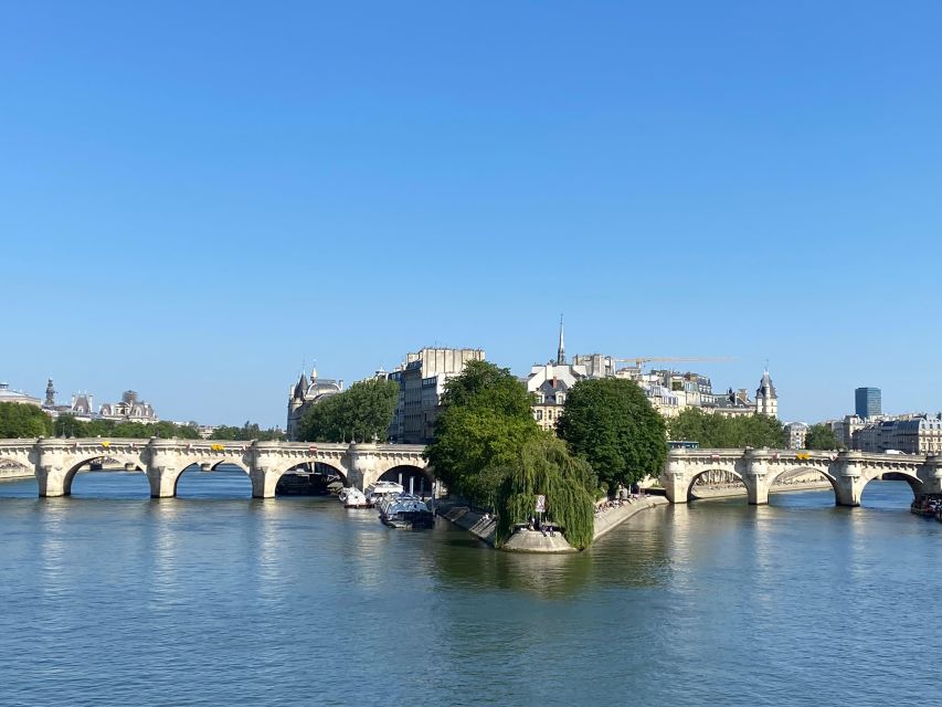 Paris: Guided Treasure Hunt From the Panthéon to the Louvre - Guided Treasure Hunt Experience