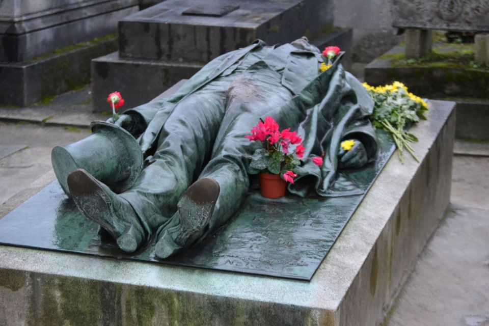 Paris: Pere Lachaise Cemetery Guided Tour - Ornate Tombstones and Funerary Art