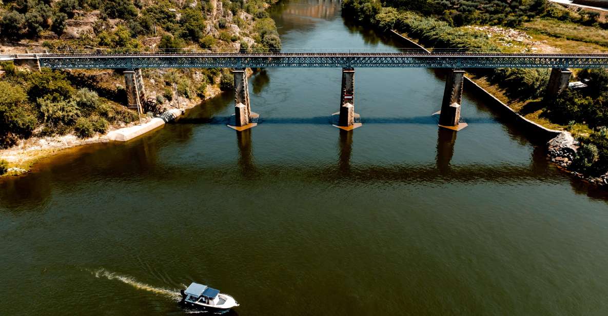 Pinháo: Douro River Boat Tour With Lunch - Traditional Lunch at a Local Restaurant