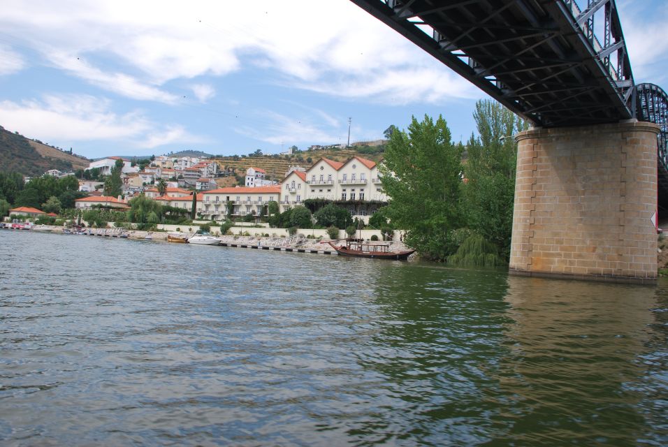 Pinhão: Rabelo Boat 1-Hour Tour - Audio Guide