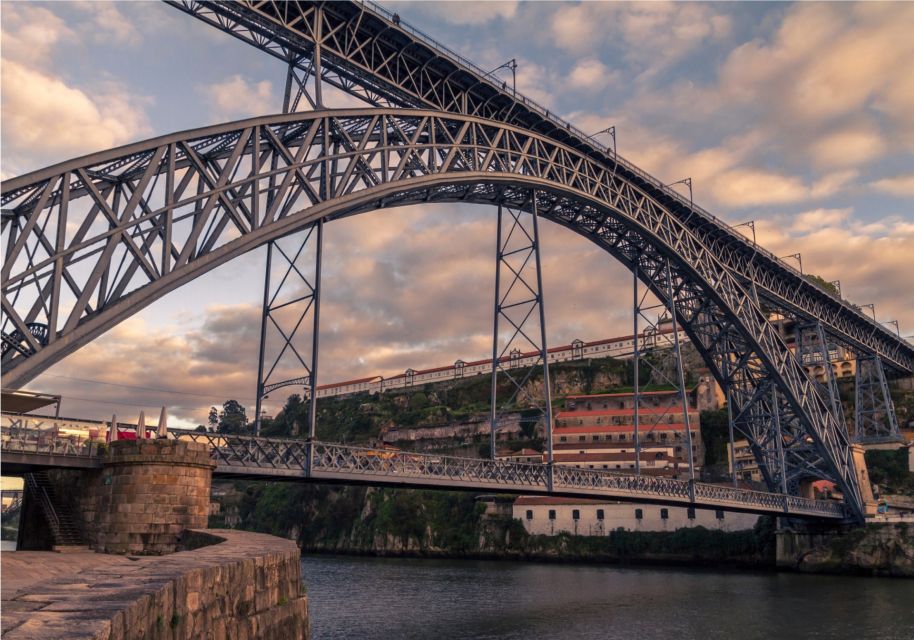 Porto (Gaia) Scavenger Hunt and Sights Self-Guided Tour - How the Tour Works