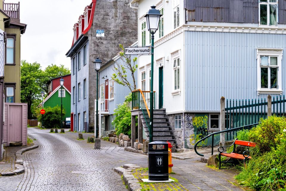 Reykjavik Romance: Love Affair Amidst Enchanting Landscapes - Languages and Tour Guide