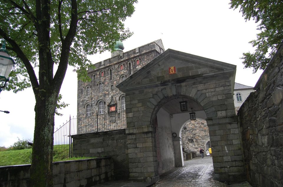 Bergen Past and Present: A Historical Walking Journey - UNESCO-listed Wharf