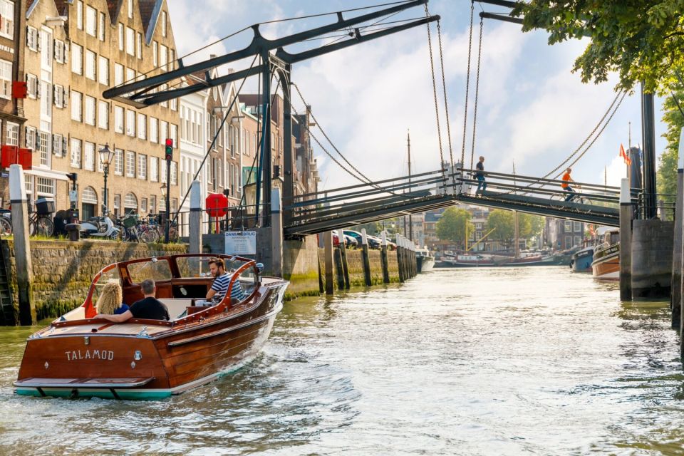 Dordrecht: City Walking Tour With Boat Ride - Exploring Dordrechts Historic Center