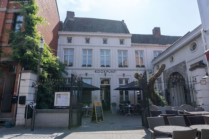 E-Scavenger Hunt Hasselt: Explore the City at Your Own Pace - Comparison to Guided Tours