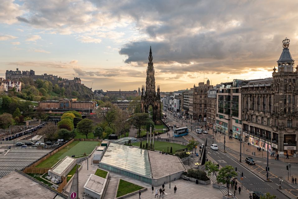 Edinburgh: Walking Tour / Treasure Hunt (App Led) - Discover Scottish History and Culture