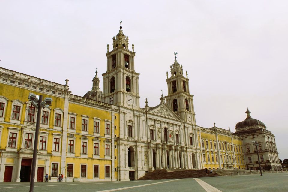 From Lisbon: Nazaré, Óbidos, & Mafra Palace Private Day Trip - Transportation and Pickup Details