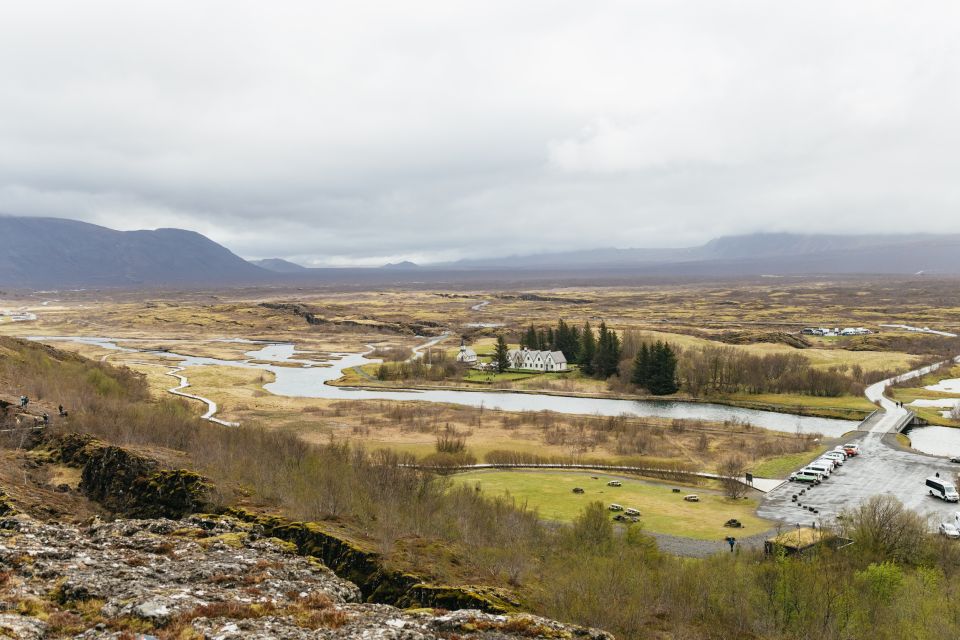 From Reykjavik: Golden Circle & Blue Lagoon Tour With Drink - Visiting Kerið Volcanic Crater