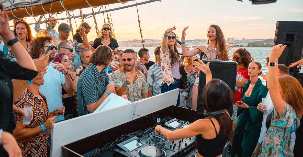 Lisbon Day Boat Party With Live DJ - Meeting Point and Participants